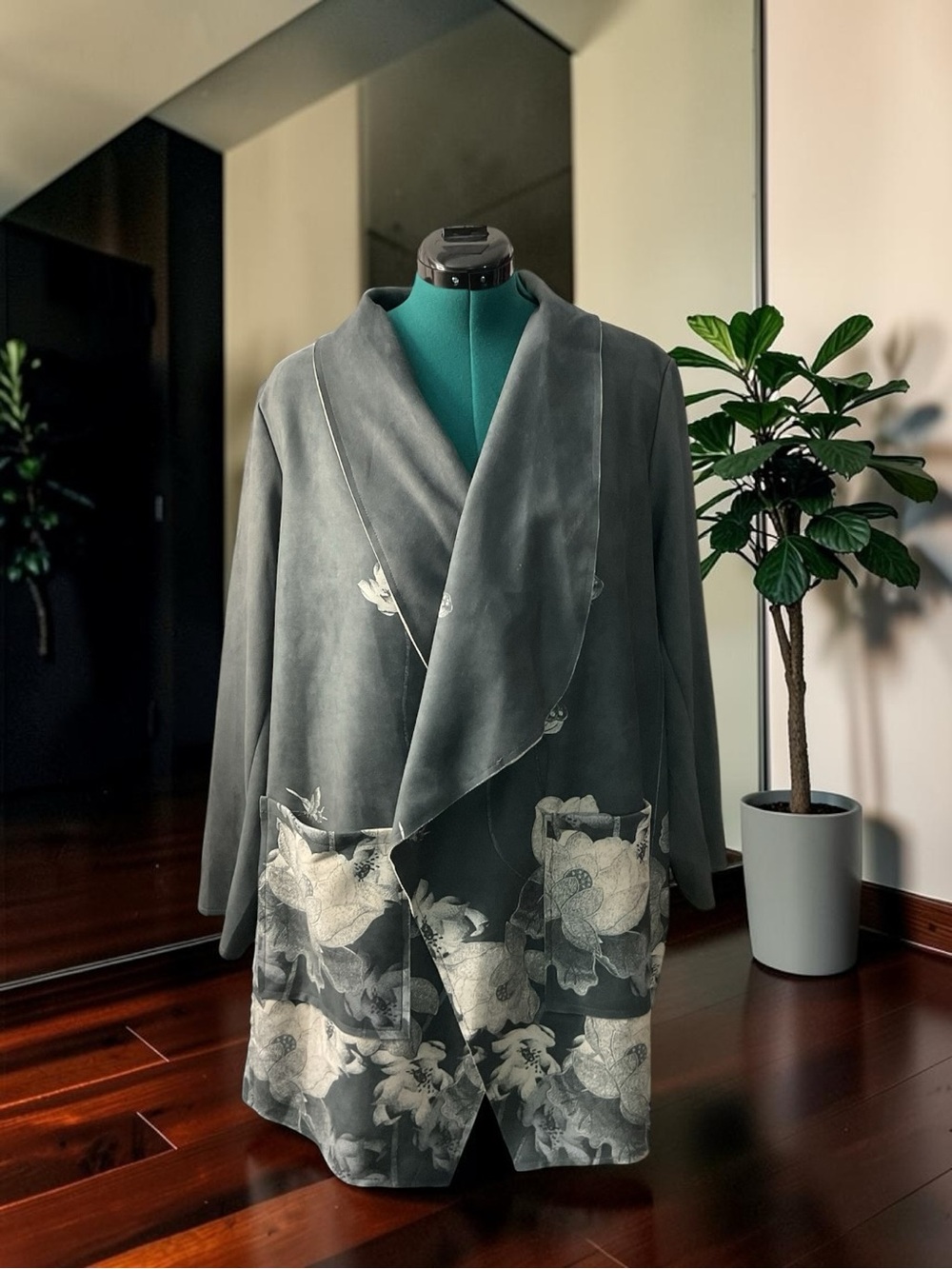 (NWOT) Chelsea & Theodore Floral Draped Leather Jacket P:29” L:37”